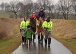 Spaziergang im Regen mit 2 Pferden, 3 Kindern und Hund